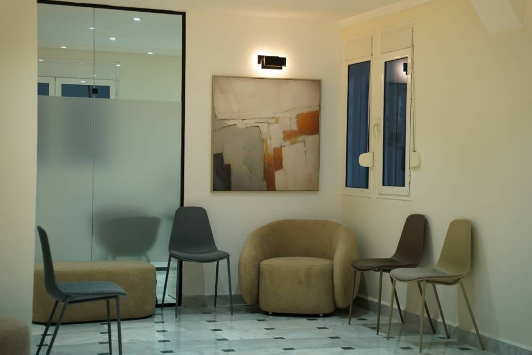 Fauteuils et œuvres d'art